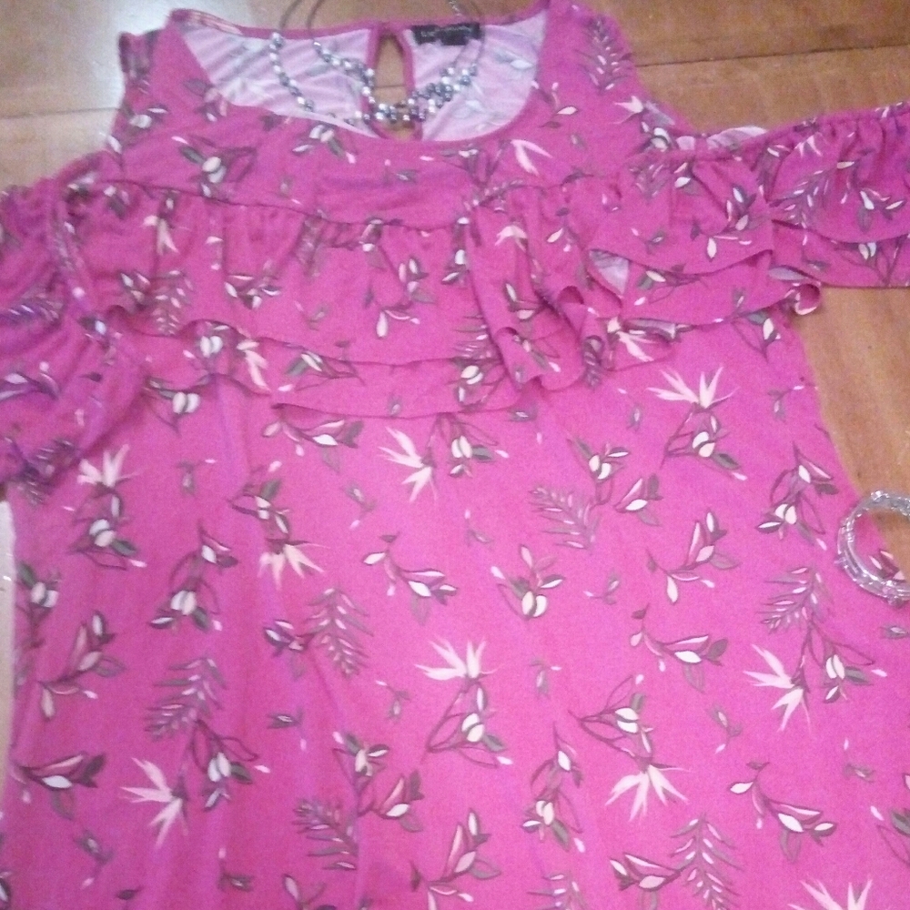 Women's ruffled shirt, no shoulder, size 22/24w